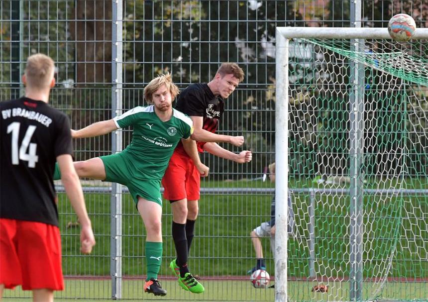 BV Brambauer ist im Favoritenkreis angekommen Timo Kollakowski (r.) hatte keine Probleme mit Wethmars Angreifer Tim Heptner. Die BVB-Abwehr ließ im Derby kaum etwas zu.