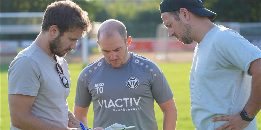 Staffeleinteilung sorgt beim TuS Haltern für Freude - nicht nur wegen der Derbys Timo Ostdorf (M.), hier beim Trainingsauftakt des TuS Haltern am See mit Kevin Lehmann (l.) und Peter Elbers (r.), freut sich auf die Saison in der Westfalenliga.