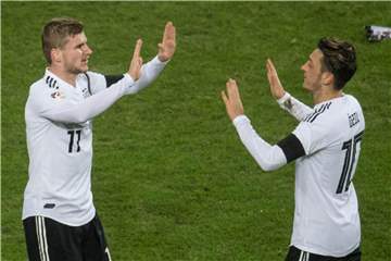 Timo Werner (l) und Mesut Özil beim Länderspiel gegen Frankreich. Foto: Bernd Thissen
