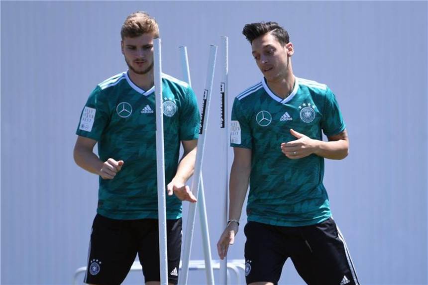 Nationalstürmer Werner spricht sich für Özil-Comeback aus Timo Werner und Mesut Özil (r) beim Training bei der WM in Russland. Foto: Ina Fassbender