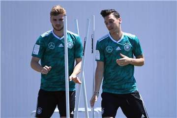 Timo Werner und Mesut Özil (r) beim Training bei der WM in Russland. Foto: Ina Fassbender