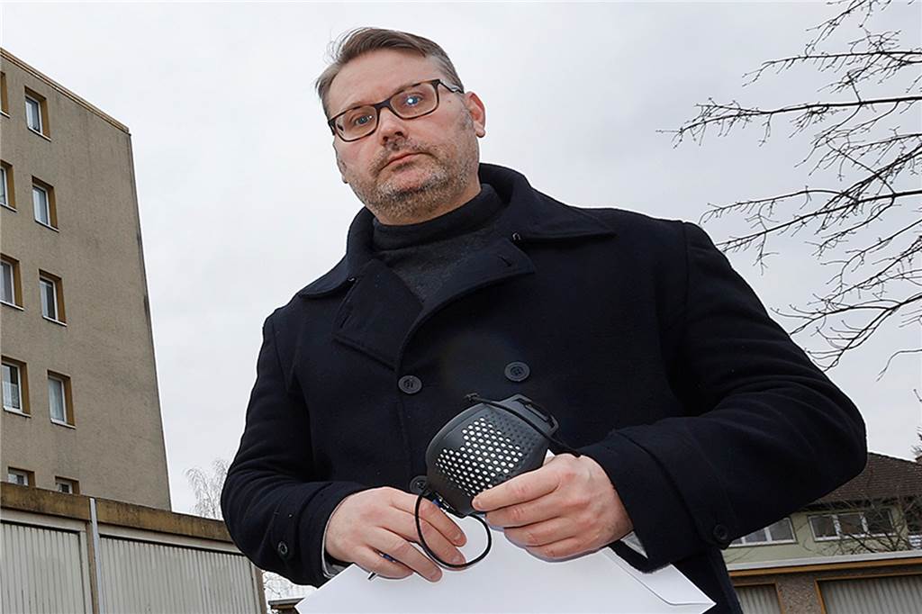 Umstrittene Wohnungen für Westfleisch: Mein Nachbar, der Leiharbeiter Timon Lütschen sieht die Unterbringung von Leiharbeitern in dem Wohnblock kritisch. Der auch als Grünen-Politiker bekannte Kamener prangert die Arbeitsbedingungen in der Fleischindustrie an.