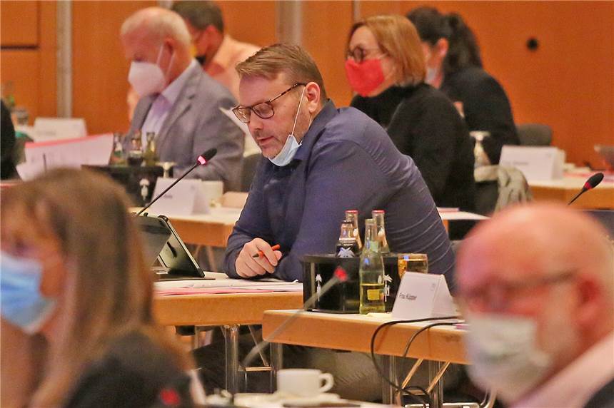 Timon Lütschen, Vorsitzender der Fraktion Bündnis 90/Die Grünen im Unnaer Kreistag, antwortet auf keinerlei Fragen zur Abrechnungsaffäre im Kreistag, in deren Mittelpunkt er selbst steht.