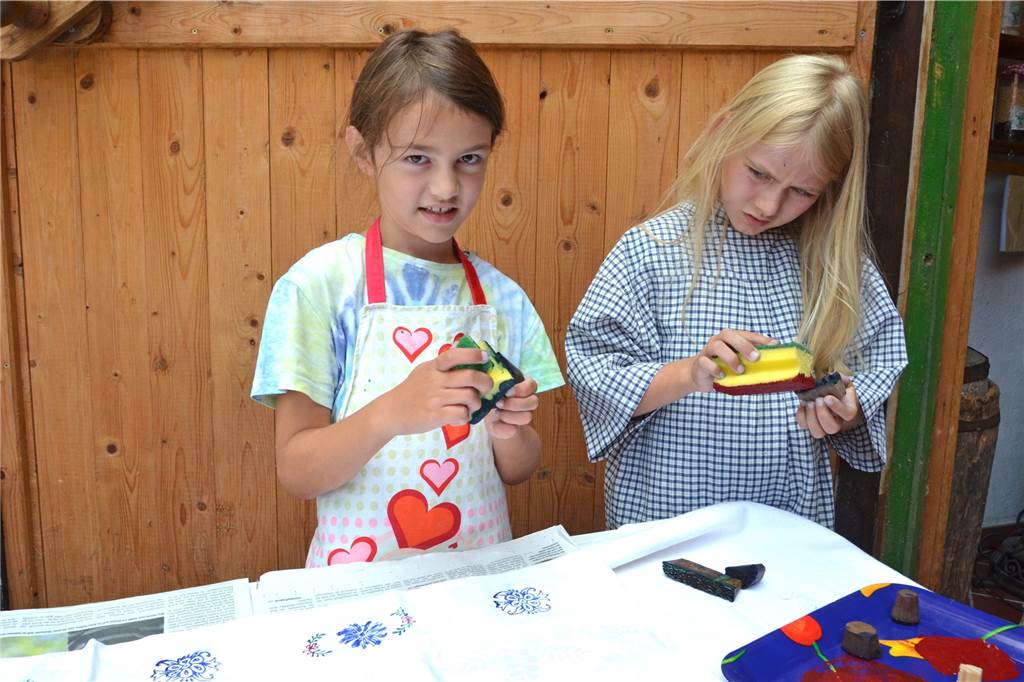 Blaudruck im Lippramsdorfer Heimathaus: Viel Stoff für kreative Ideen Tina (l.) und Mira warben überaus eifrig. Sie bedruckten Kopfkissen, die nun ihre individuelle Handschrift tragen.