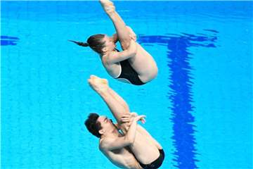 Tina Punzel und Lou Massenberg haben die Goldmedaille im Mixed-Synchronspringen gewonnen. Foto: Axel Heimken/dpa-Archiv
