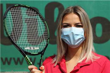 Tina Rummel macht deutlich: Tennisspielen ist erlaubt, aber unter Hygienemaßnahmen. Der Mundschutz ist dabei nur ein Symbol.