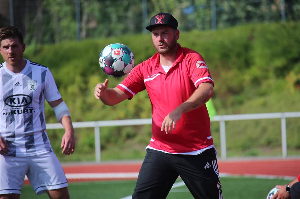 Dariusz Wosz hat das Glück, dass er Hilfe aus Castrop-Rauxel bekommt Tino Westphal (rotes Hemd) wurde gegen den SuS Merklinde kurzzeitig hektisch.