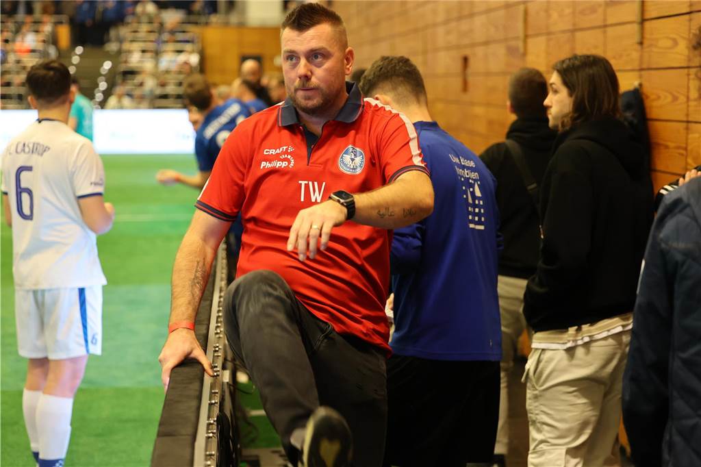 Am Rande der Bande: Michael Wurst revolutioniert die Mathematik, Kicker jubelt wie Dartspieler Tino Westphal, Trainer des FC Castrop-Rauxel und Fußball-Papa.