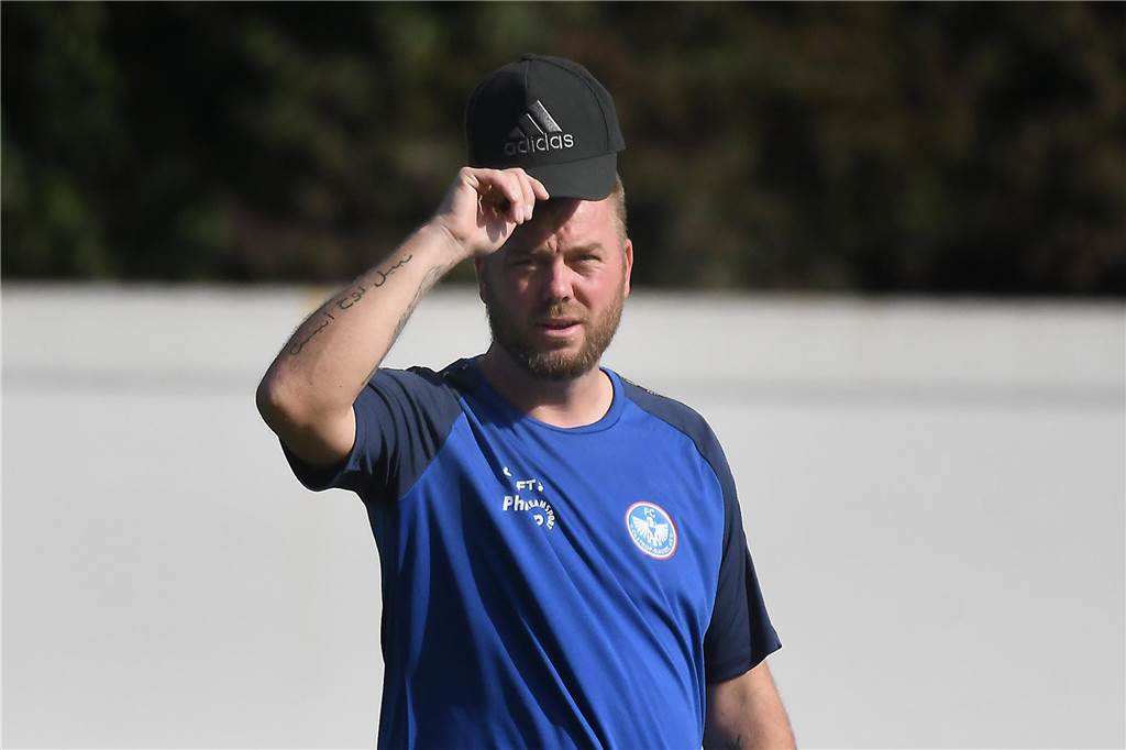 FC Castrop-Rauxel Coach Tino Westphal setzt sich seine Kappe auf.