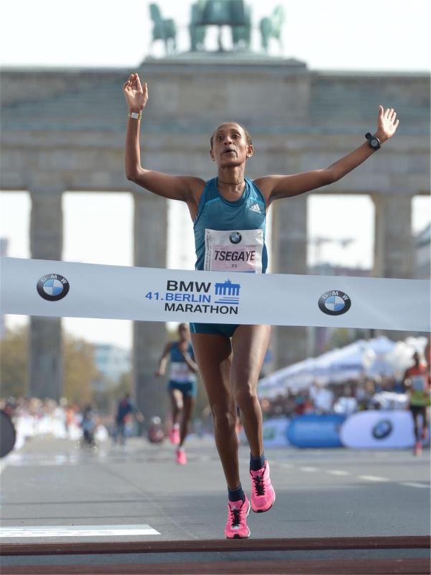 Kimetto mit super Marathon-Weltrekord in Berlin Tirfi Tsegaye siegte bei den Frauen. Foto: Rainer Jensen