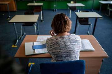Tische in Abstand zueinander und nummeriert und mit Namen versehen - die Profilschule Ascheberg bereitet sich auf den Wiederbeginn der Schule vor. Etliche Lehrer können noch nicht eingesetzt werden, weil sie zur Risikogruppe gehören.