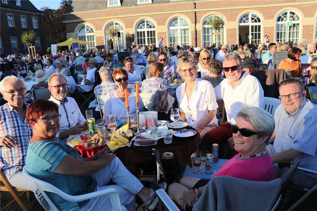 Tische, Stühle und Picknick brachten die Besucher immer selbst mit.