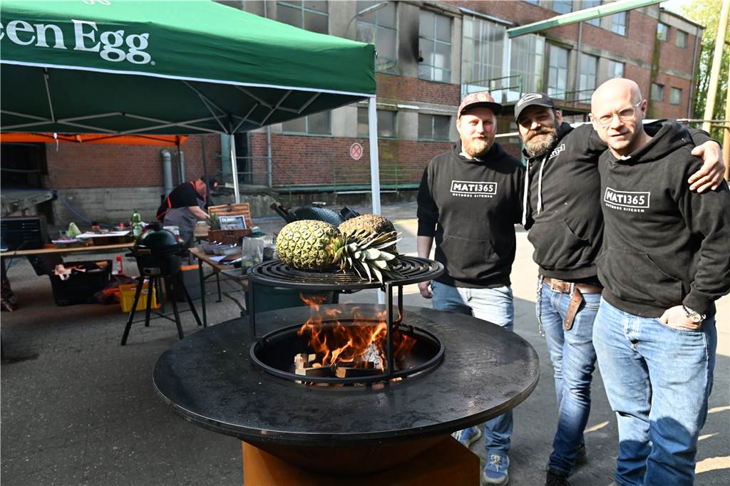 Unternehmens-Kooperation: Selmer eröffnen Grill-Store in Bork Tischlermeister Marius Schene, Grillmeister Dirk Obermann und Till Knäpper (v.l.) bei der Eröffnung des Grillshops am Samstag.