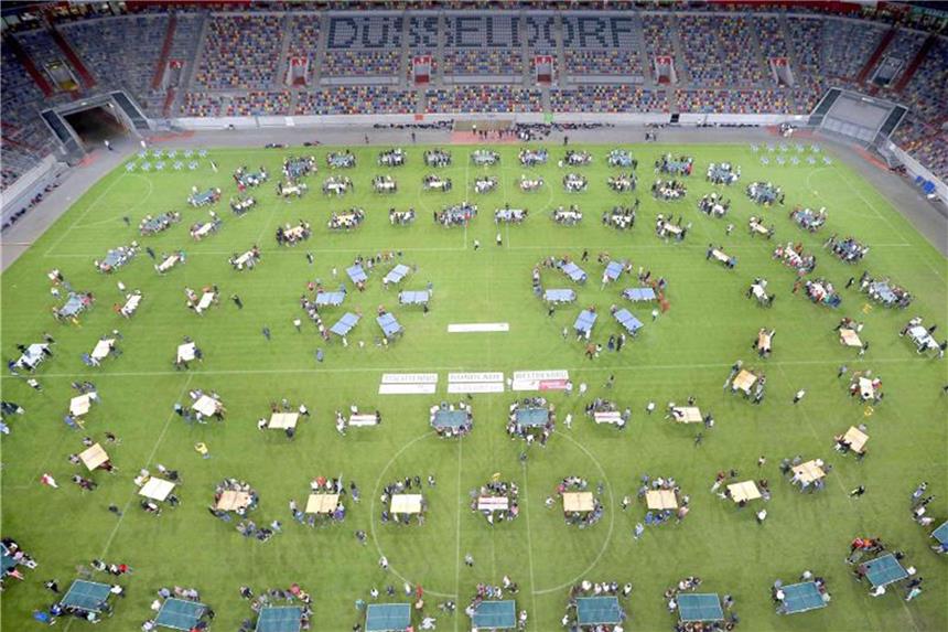 1252 Düsseldorfer Schüler stellen Tischtennis-Weltrekord auf Tischtennisplatten stehen in der Arena. Schülerinnen und Schüler haben am Montag einen Weltrekord aufgestellt. Foto: Anke Hesse/aktuell