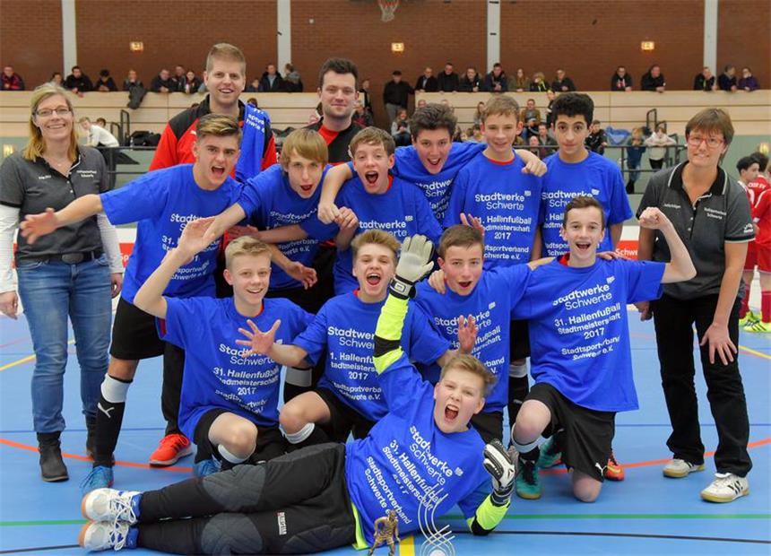 Garenfeld holt den ersten Titel des Turniers Titeljubel des ersten Jugendfußball-Stadtmeisters 2017: Die C-Junioren des SC Berchum/Garenfeld setzten sich mit 13 von 15 möglichen Punkten durch. Die beiden Fachgruppenvorsitzenden Anja Ditz (li.) und Jutta Krüger (re.) freuen sich mit.