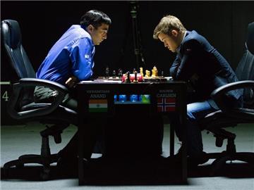 Titelverteidiger Magnus Carlsen (r) gewann die sechste Partie. Foto: Yevgeny Reutov