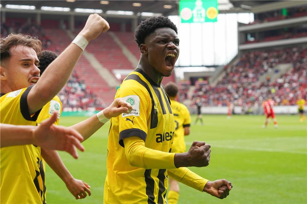 BVB-Youngster Hendry Blank über seinen Aufstieg: „Sehe keinen Grund, die große Show zu machen“ Hendry Blank bejubelt ein Tor.