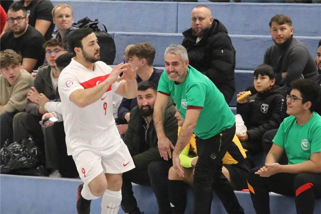 Gurbet-Kicker dreht Halbfinale mit abgelöster Schuhsohle: „Das musste ja irgendwann passieren“ TIU-Stürmer Engin Duman schickt herzliche Grüße an die Fans von Gurbet Spor Bergkamen.