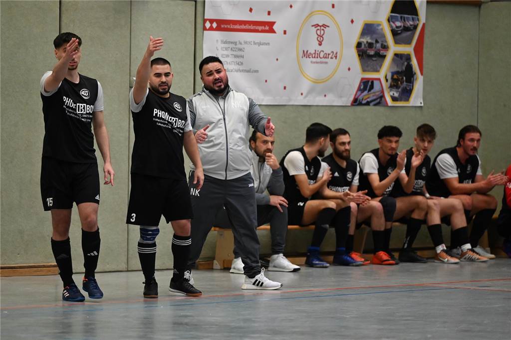 TIU richtet Hallenstadtmeisterschaft aus - alle Infos zum Turnier TIU-Trainer Nail Kocapinar (3.v.l.) freut sich auf die HSM.