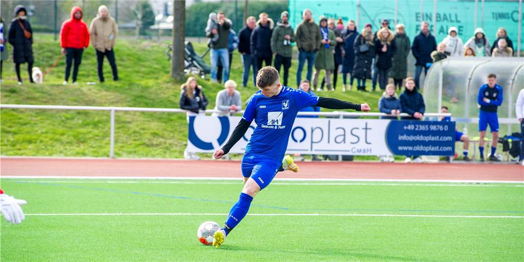 Tizian Laschs erstes Sythen-Jahr: „Es gab Phasen, da war ich niedergeschmettert“ Tizian Lasch, hier bei seinem Treffer zum 3:1-Endstand im Derby gegen den ETuS Haltern, wechselte im vergangenen Sommer als Jugendspieler zum TuS Sythen.