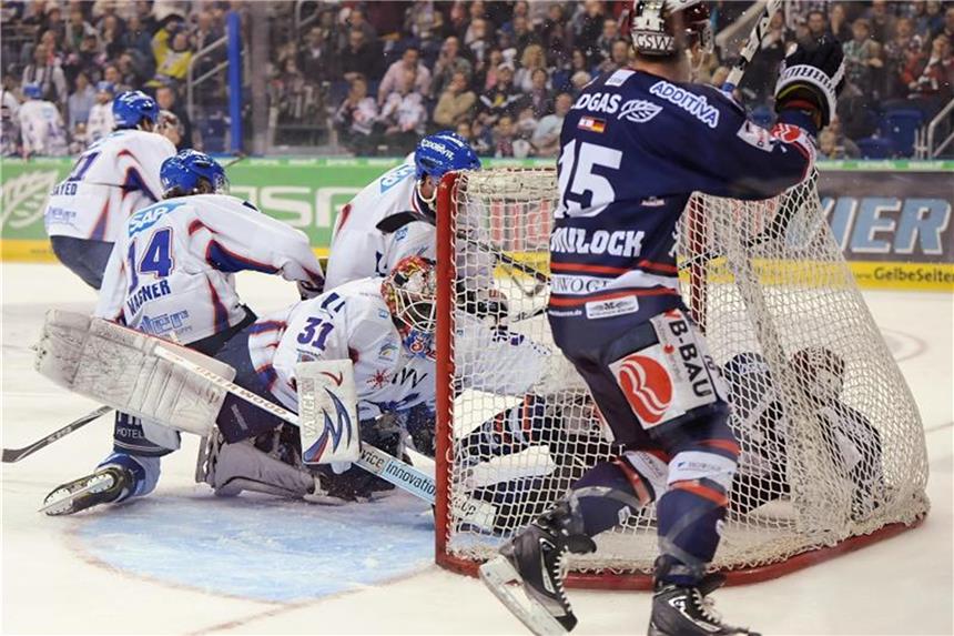 Kölner Eishockeyspieler Mulock wechselt nach Straubing TJ Mulock, vor seinem Wechsel zu Straubing, fährt am Tor vorbei nach einem Angriff. Foto: Britta Pedersen/Archiv