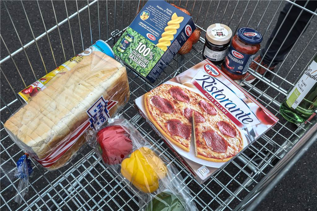 Mythos Metro: Kauft man wirklich billiger ein? Der Testkauf verrät es Toast, Paprika, Pizza - für unseren Testeinkauf stellten wir eine bunte Auswahl zusammen.