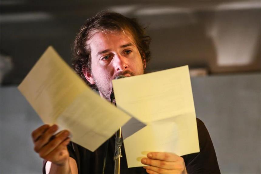 Poetry-Slammer Tobi Katze schreibt über seine Depressionen Tobi Katze bei einem Poetry Slam im Januar 2014.