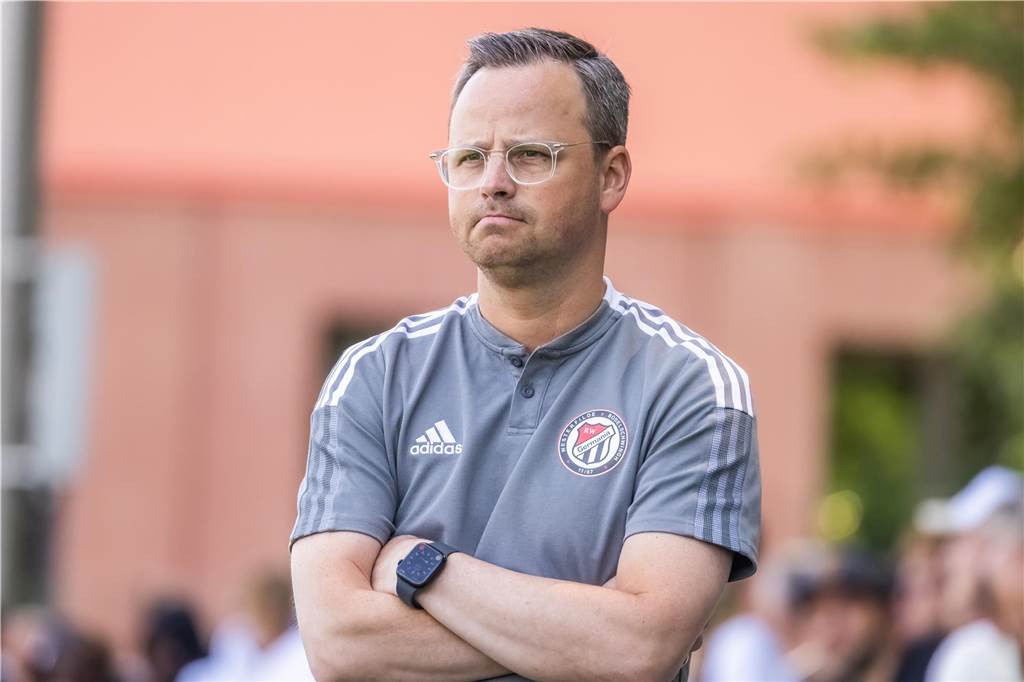 Tobias Ahland, Trainer von RW Germania, ist genervt vom Spielabbruch gegen den TuS Rahm.