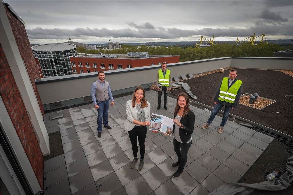Luxus-Wohnen im Kreuzviertel: Video-Rundgang gibt Einblick in Neubauten Tobias Andernacht, Sarah Schmidt, Carsten Gröning, Verena Schroer und Felix Brachthäuser (v.l.) von Vivawest auf der Dachterrasse einer Penthouse-Wohnung.