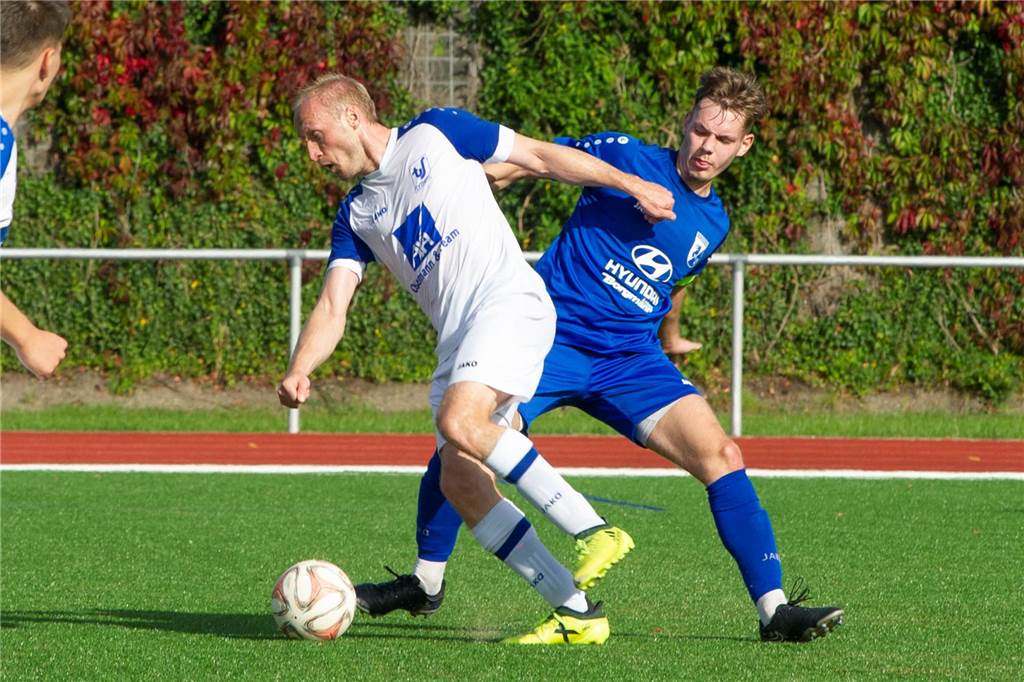 Zwei Platzverweise und ein Viererpack: Zehn Sythener nutzen Räume besser als zehn Wulfener Tobias Becker (l.) war in Halbzeit zwei kaum noch zu stoppen und erzielte vier von fünf Toren des TuS Sythen.