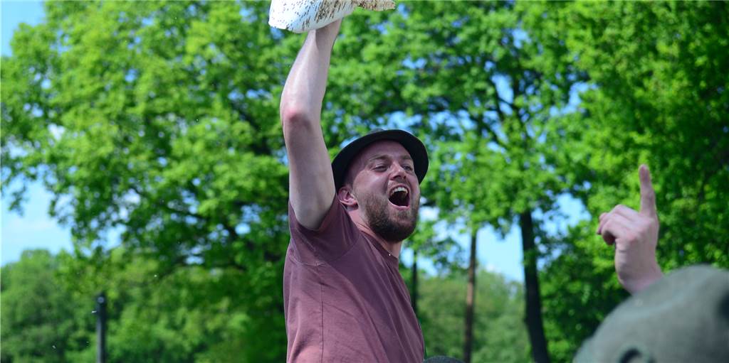 Video und viele Fotos: Tobias Ebbing ist neuer König des Schützenvereins Beikelort-Isingort Tobias Ebbing ist neuer König des Schützenvereins Beikelort-Isingort. In der Hand hält er die Reste des von ihm abgeschossenen Vogels.