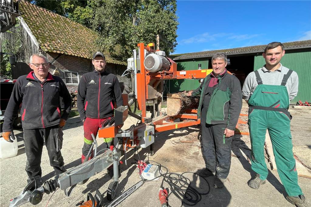 Mobiles Sägewerk im Einsatz: Stadtlohner erneuern Stall aus eigenen Bäumen Die Eppings und die Watermanns vor dem Sägewerk