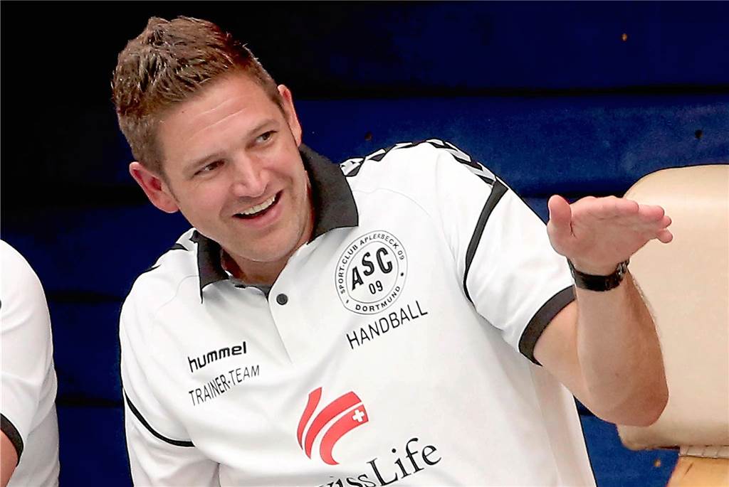 18:0-Punkte - aber für Thorsten Stange ist am Saisonende bei HVE Villigst-Ergste Schluss Tobias Genau, hier auf der Trainerbank der Oberliga-Frauen des ASC 09 Dortmund, wird zur neuen Saison der Trainer der HVE Villigst-Ergste.