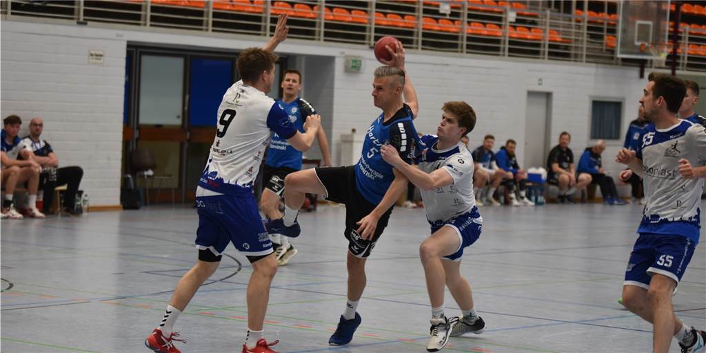 Finale furioso! VfL Kamen feiert den Klassenerhalt gegen die HSG Rauxel am letzten Spieltag Tobias Goeke und der VfL Kamen feiern den Klassenerhalt in der Handball-Landesliga.