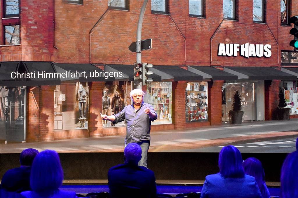 Aufhaus geschlossen: Mann erbeutet Waren im Wert von 20.000 Euro Tobias Groten, Gründer und CEO der Tobit.Labs, bei der Präsentation des Aufhaus im April 2021. Bei dem digitalen Kaufhaus handele es sich auch um ein Experiment, wie Menschen mit der Digitalisierung umgehen. Das soll in fünf bis zehn Tagen fortgeführt werden. Dann sollen sich die Türen wieder öffnen.