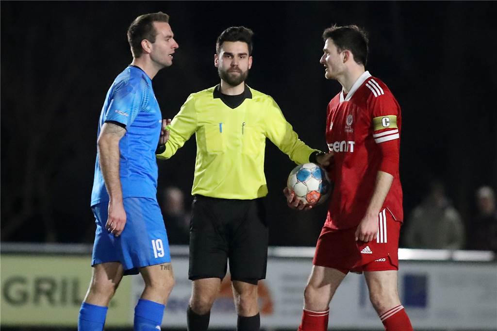 Dortmunder Landesligist verliert auf kuriose Weise seinen Kapitän und dessen Ersatz Tobias Hartmann (r.) warnt seine Mitspieler.