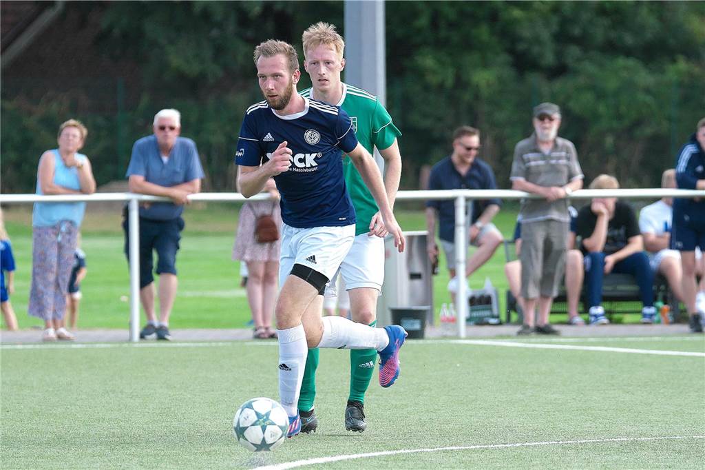 ETuS-Spieler wechselt die Seiten und wird Co-Trainer Tobias Heidemann am Ball