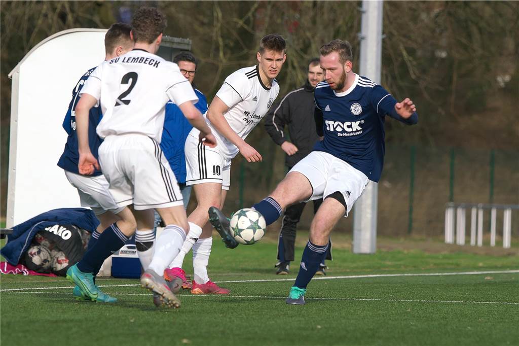 „Der Körper gibt leider nicht mehr her“ Tobias Heidemann schießt den Fußball.