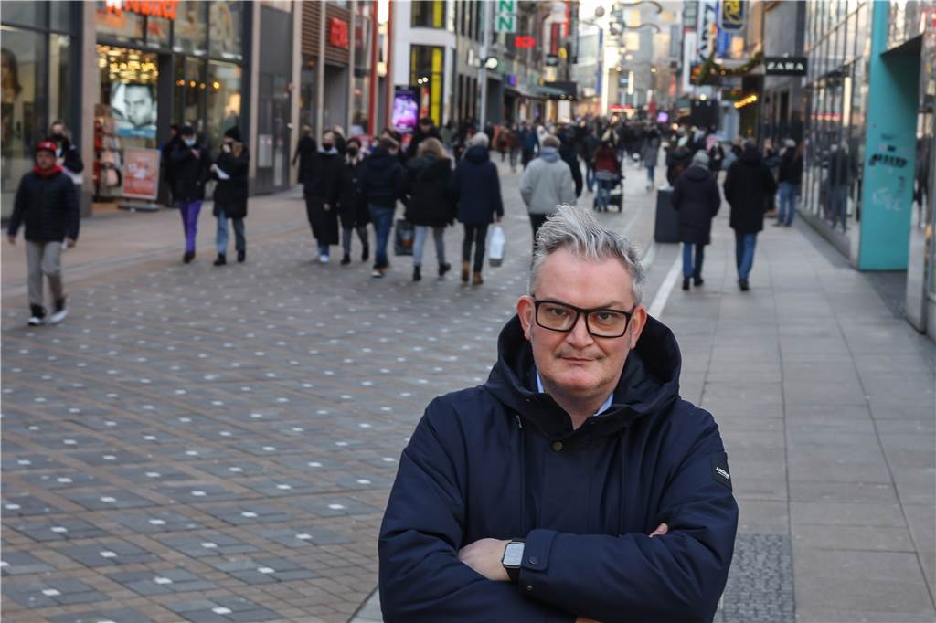 Scharfer Protest vor dem Freischütz: "Cityring zerschlagen" Tobias Heitmann, Vorsitzender des Cityrings, und die Innenstadt-Händler fühlen sich mit Obdachlosen und Drogenabhängigen, die eben nicht nur vor den Geschäften schliefen, sondern dort auch ihre Fäkalien hinterließen, allein gelassen.