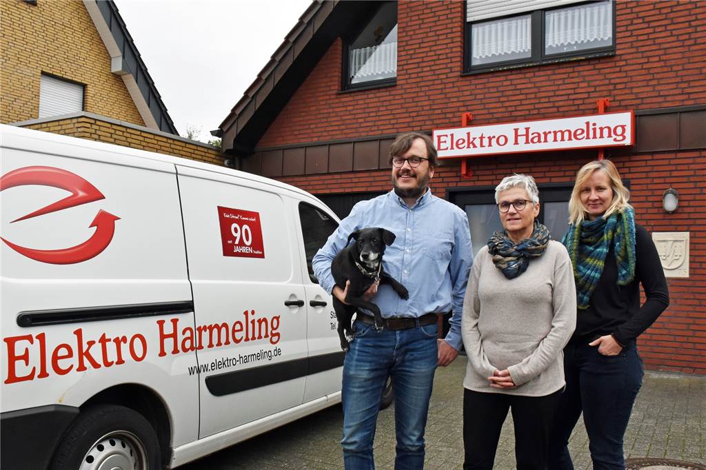 100 Jahre Elektro Harmeling: von der Steckdose bis zum Datennetzwerk Tobias, Hildegard und Jane Harmeling leiten das Familienunternehmen im 100. Jahr des Bestehens. Elektromeister Heinrich Schlottbohm gründete 1920 das Stadtlohner Unternehmen, das Hubert Harmeling im Jahr 1975 übernahm.