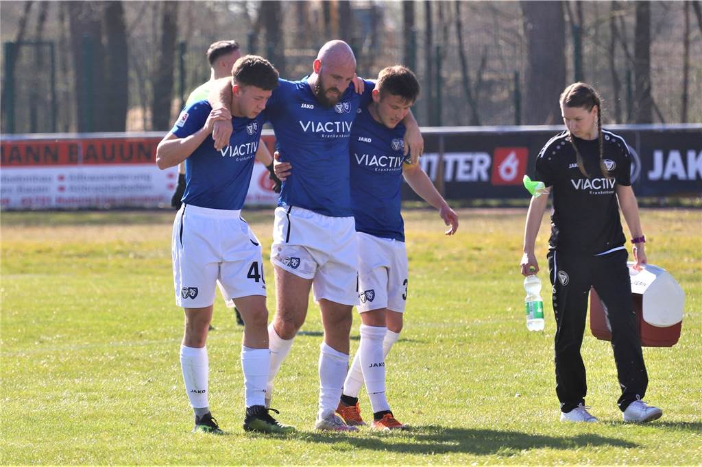 TuS Haltern: Timo Ostdorf über die Gründe für den Abstieg und komische Selbstreflexion Tobias Hötte (2.v.l.) hatte viel Pech in dieser Saison.