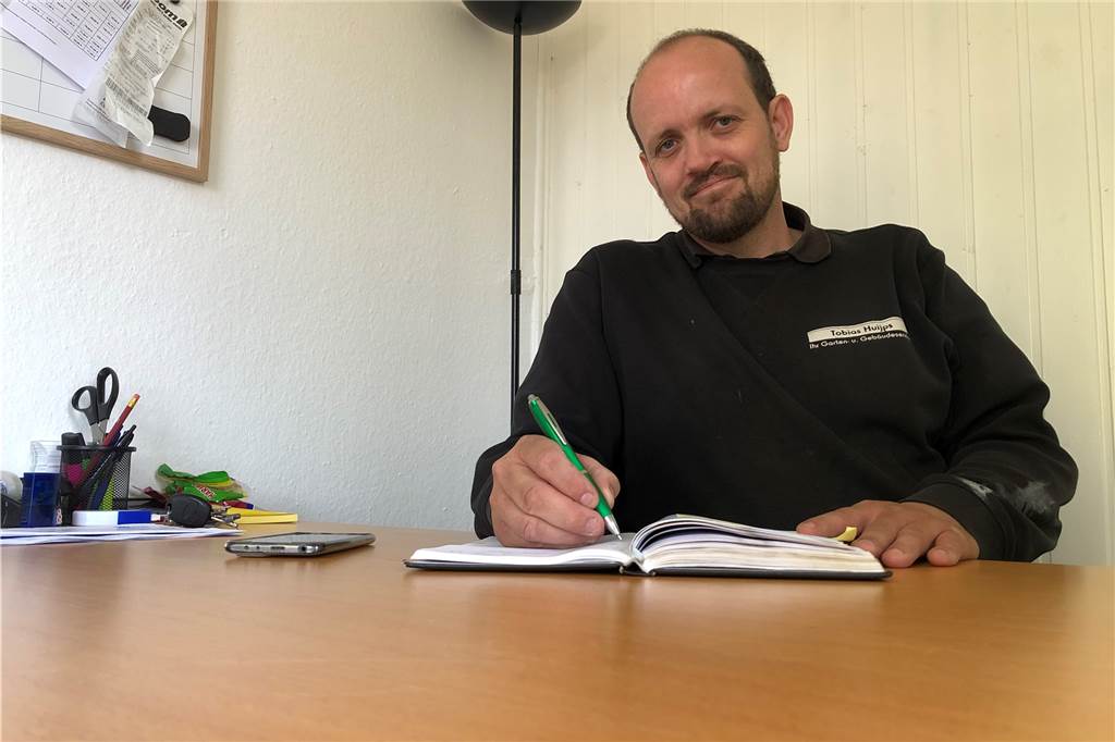 Neue Firma in Selm kümmert sich ums Haus: von Reinigung bis Haushaltauflösung Tobias Huijps sitzt an seinem neuen Schreibtisch in seinem Büro.