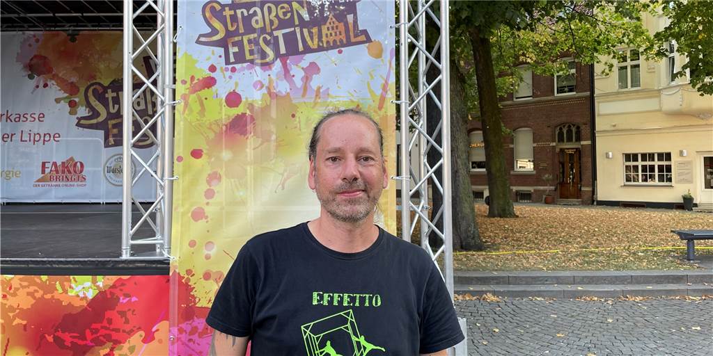 Straßenfestival: Künstler versuchen mit Verhandlungstricks in Werne aufzutreten Tobias Hundertpfund vor der Bühne des Straßenfestivals