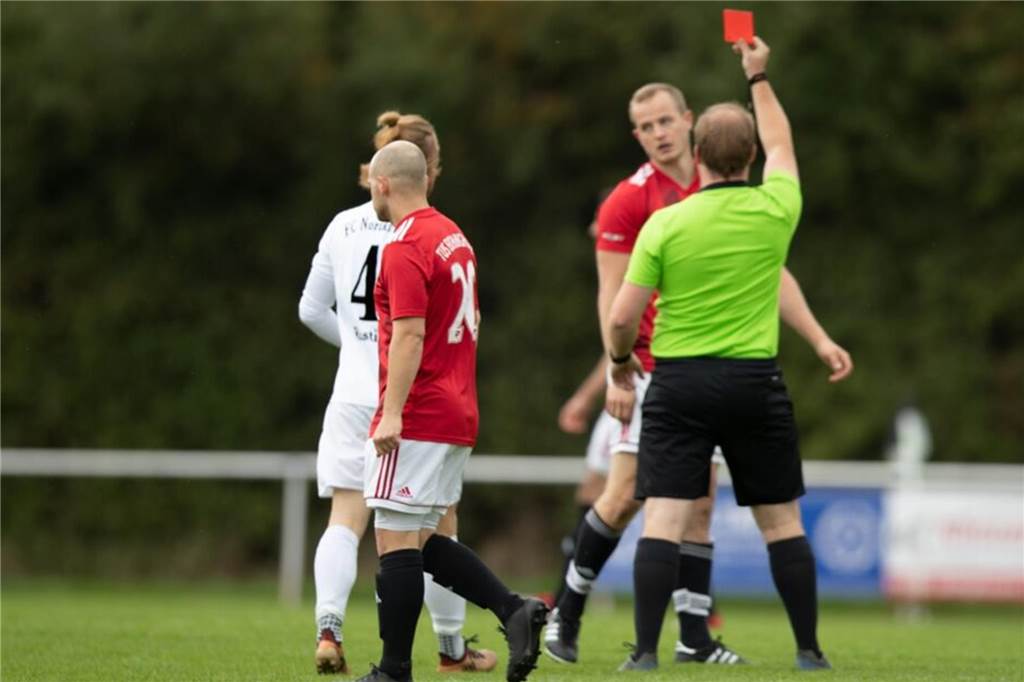 Dortmunder Bezirksliga-Fußballer beendet seine Karriere: „Zwei, drei Jahre zu spät“ Tobias Lederer (hinten) beendet seine Karriere.