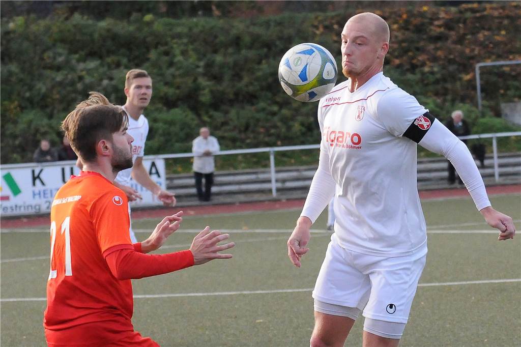 Herner Kampfmaschine könnte bald für eine Castrop-Rauxeler Mannschaft fighten Tobias Lübke (r.) führte die SG Castrop als Kapitän durch die erste Bezirksliga-Saison nach über 20 Jahren Abstinenz.