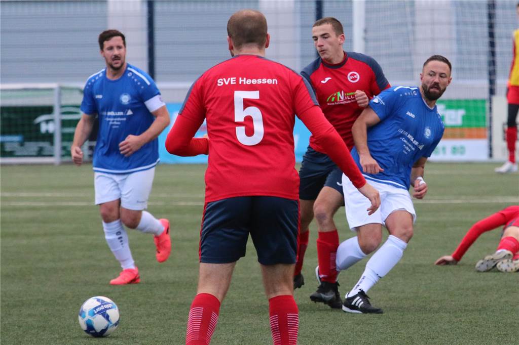 VFL Kamen II Tobias Maier (r.) brachte den VfL Kamen II in Heessen in Führung; Mario Lindner (l.).