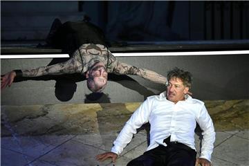 Tobias Moretti als „Jedermann“ und Peter Lohmeyer als „Tod“ in Hugo von Hofmannsthals Stück „Jedermann“. Foto: Barbara Gindl/APA