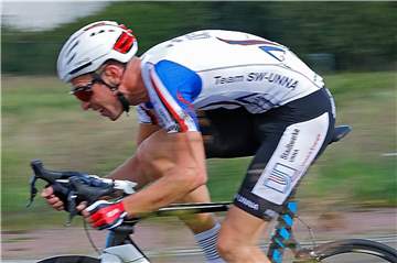 Tobias Müller vom RSV Unna tritt beim Zeitfahr-Cup in Selm kräftig in die Pedale. 