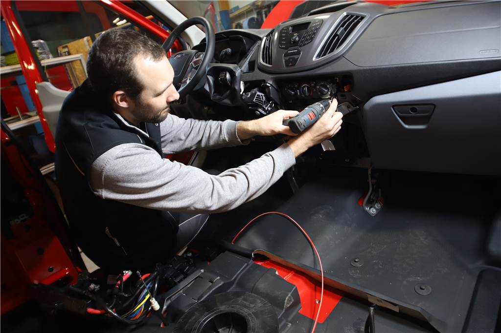Firma Rotte zieht um: Feuerwehr-Technik ist bald „made in Olfen“ Tobias Nathaus, Mitarbeiter bei Rotte Brandschutztechnik, beim Innenausbau eines Mannschaftstransportwagens. Das Fahrzeug ist für eine Feuerwehr in Bayern.