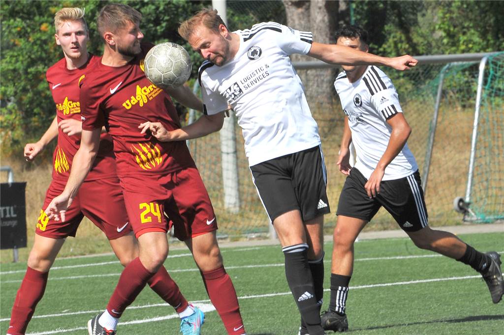 Geiseckes Tobias Neynaber bedankt sich mit weiterem Hattrick Tobias Neynaber beim Kopfballduell (hier gegen die Dortmunder Löwen) gewonnen)